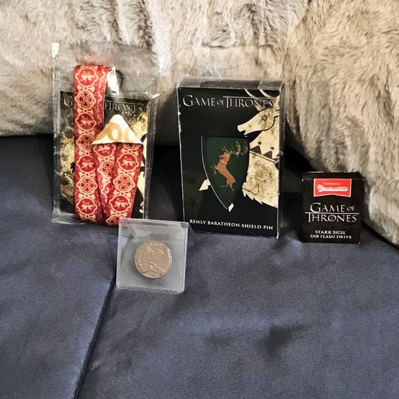 GAME OF THRONES House Stark Messenger Bag with Bonus Items - Picture 10 of 16